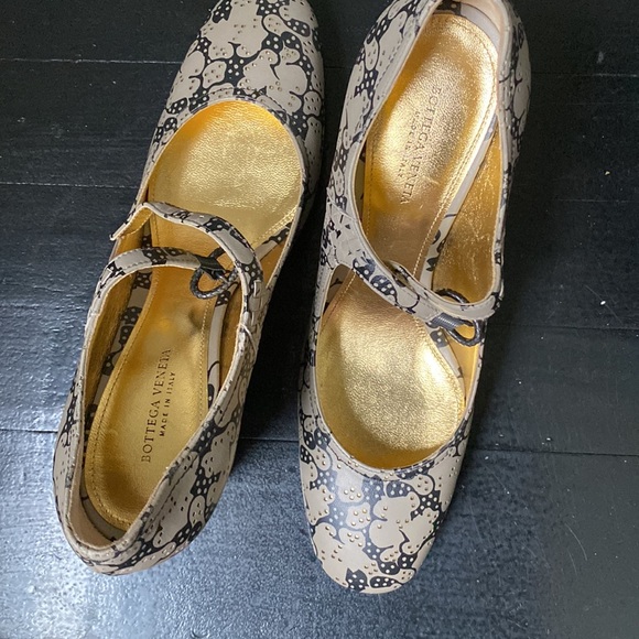 New in box Bottega Veneta shoes, complete with dust covers, box and papers. - Picture 5 of 6